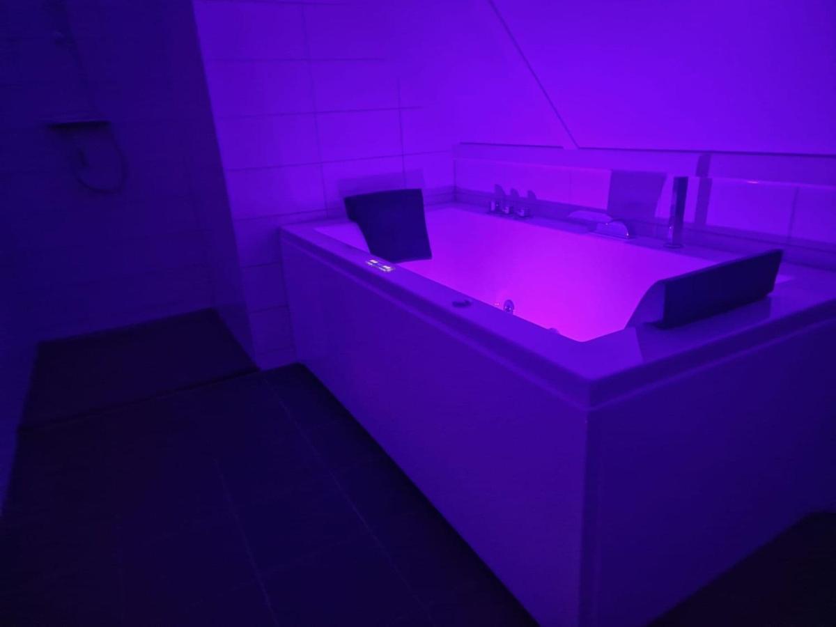 Ferienhaus In With Bubble Bath Scherpenisse